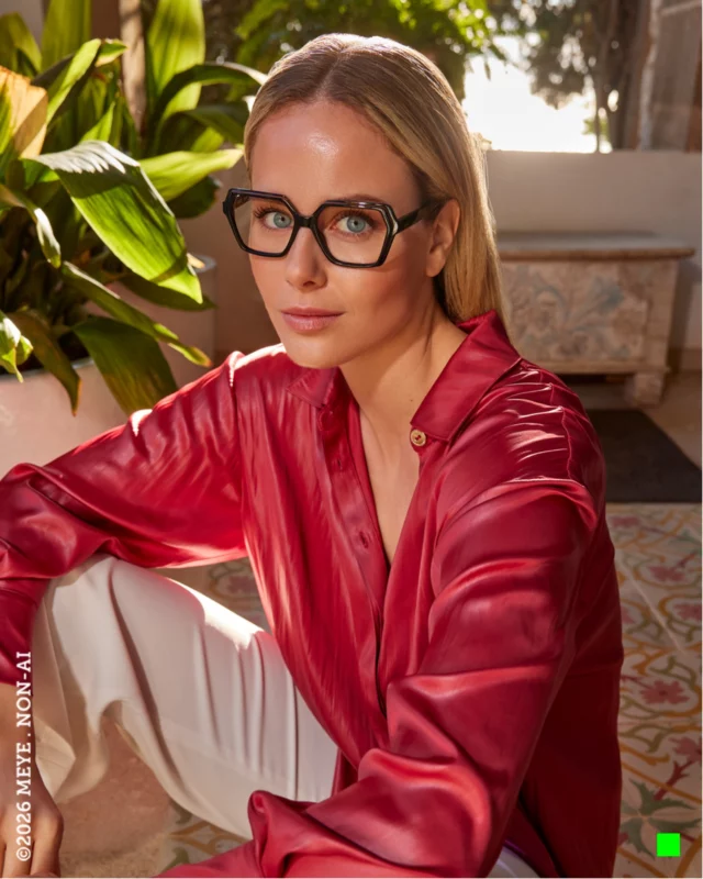 Natalie is bringing the sunshine with these @liujo  frames while we create fresh, eye-catching content for  #independentopticians that shines online all season long. 🌟👀

Swipe over for some #BTS fun 🥰

Creative Director: Philippe Verbruggen
Photography: @andreabielsa
Styling: @angel_cabezuelo
Makeup: @lucifrede
Model: @natalie_ortegaa 
Frames: @liujo 
MEYE TEAM

📸 Content made by MEYE.

#MEYE #MEYEMarketing #Photoshoot